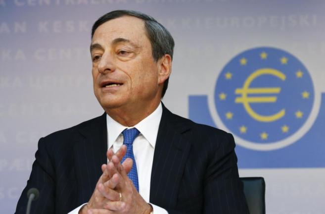 Mario Draghi, presidente del Banco Central Europeo (BCE), anunciando...
