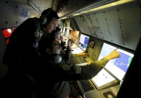 Expertos miran el radar en el Royal New Zealand Air Force P-3K2.