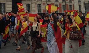 Varios partidarios de la Monarqua, en la Puerta del Sol.