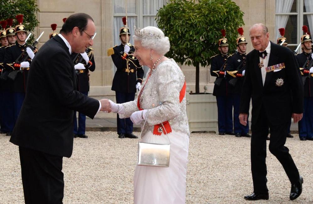 El presidente Francois Hollande recibe a la Reina Isabel.