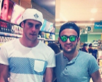 El jugador Gareth Bale con un cliente de un supermercado de Marbella