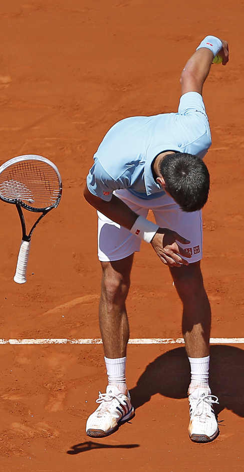 Djokovic rompe su raqueta durante el partido contra Gulbis.