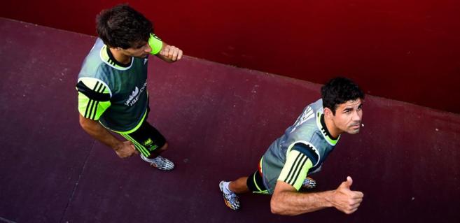 Diego Costa y Javi Martnez, tras el entrenamiento de la seleccin...