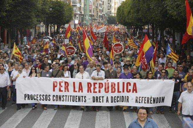 Miles de manifestantes recorren la calle Coln de Valencia.