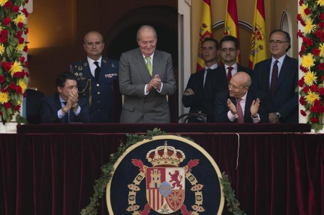 El Rey, en el palco Real de Las Ventas, rodeado de varios polticos,...