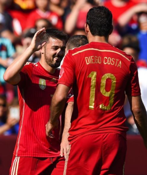 Villa y Costa celebran el primer gol de Espaa.