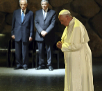 El Papa reza ante la mirada de Simon Peres en el Museo del Holocausto.