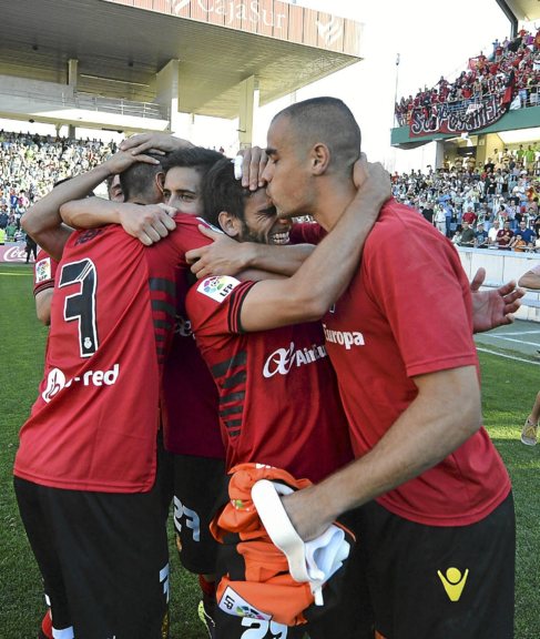 Los jugadores del Mallorca se abrazan tras el partido ante el...
