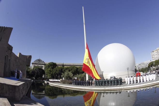 Izado de la bandera en la Plaza de Coln de Madrid,