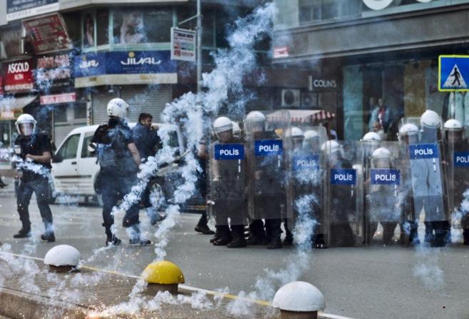 Polica turca antidisturbios y manifestantes kurdos se enfrentan en...