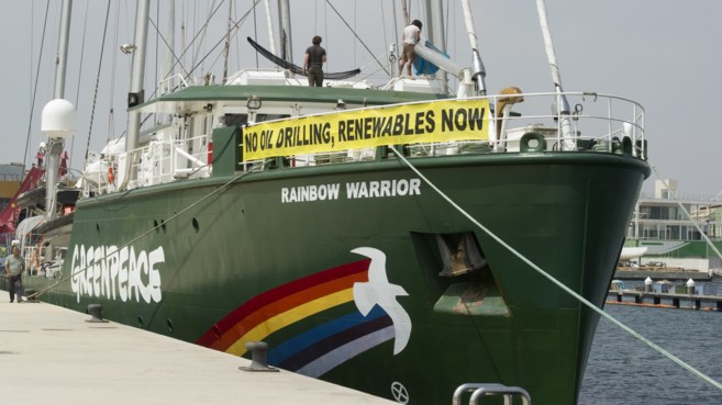 El Rainbow Warrior atracado en el puerto de Valencia.