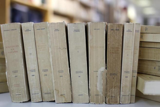 Libros apilados de la editorial Gredos, que cumple 70 años.