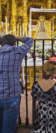 Rocieros observan a la Virgen del Roco en la ermita de Almonte