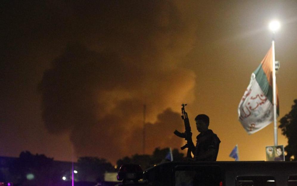 Una columna de humo se levanta en el aerdromo tras los ataques.