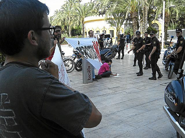 Agentes de la Polica, ayer en Elche, desalojando a los manifestantes...