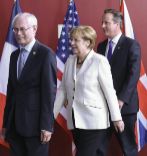 De izda. a dcha., Herman Van Rompuy, Angela Merkel y David Cameron en...