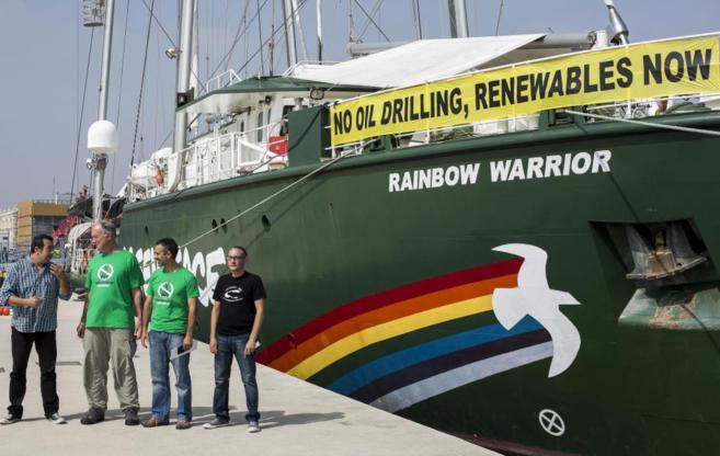 El barco Rainbow Warrior de Greenpeace en el puerto de Valencia.