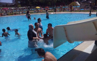 La mujer ataviada con velo en la piscina municipal de Gamarra.
