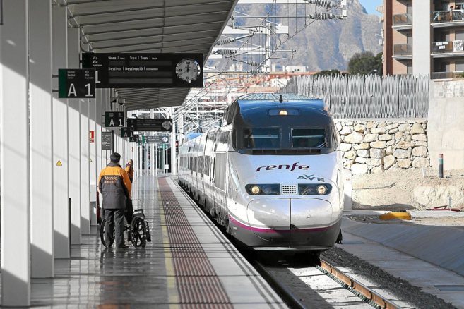 Un tren AVE a su llegada a la estacin de Alicante