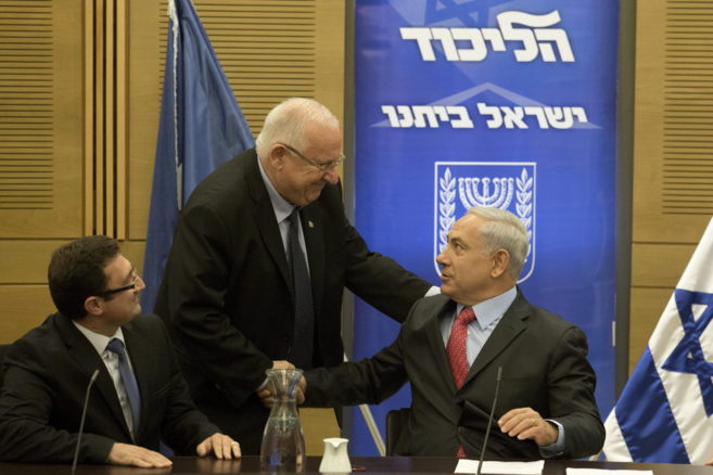 El primer ministro de Israel, Benjamn Netanyahu (d), saluda al...
