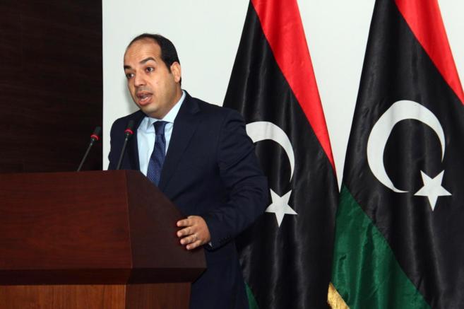 El primer ministro libio Ahmed Maitiq en el momento de acatar la...