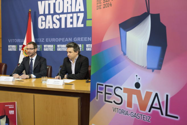 El director del Festival, Joseba Fiestras, y el alcalde de la ciudad,...