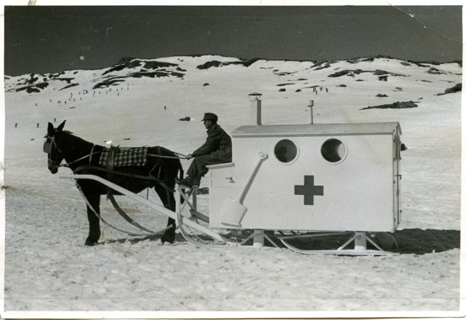 Una curiosa adaptacin de ambulancia para avanzar por la nieve.