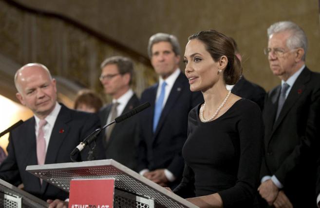Hague (i) y Jolie (d) participan en una rueda de prensa durante la...