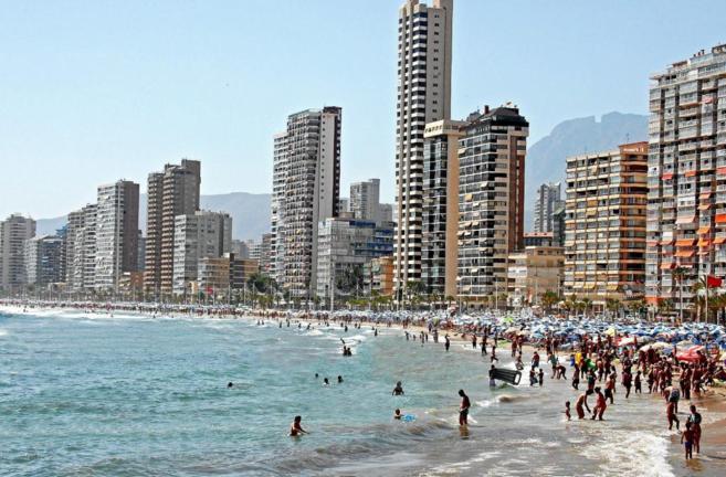 Edificio de apartamentos a pie de playa, en la costa mediterrnea, la...