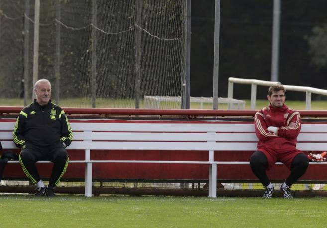 Vicente del Bosque e Iker Casillas, este lunes, antes de la sesin de...