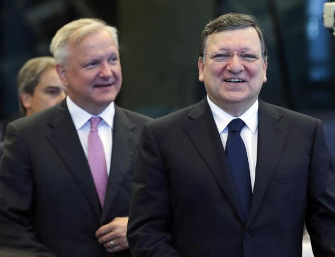 El presidente de la Comisión Europea, Durao Barroso (d), y el...