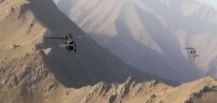Dos helicpteros 'Black Hawk' en Afganistn.