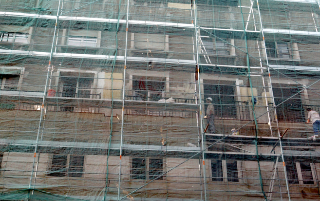 Obras de rehabilitacin en la fachada de un edificio.
