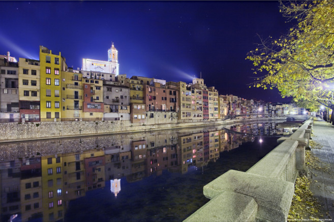 Una imagen nocturna del centro de Girona.