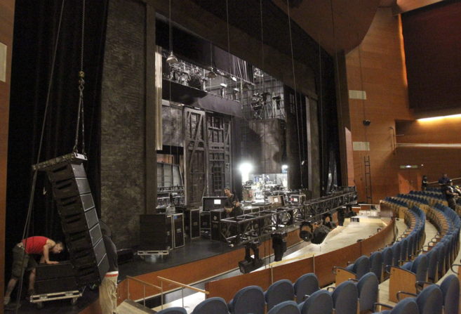 Tcnicos trabajan en el montaje del escenario en el auditorio Kursaal...