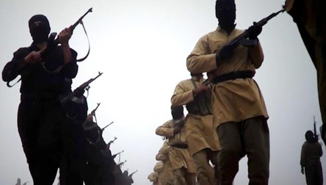 Columnas de milicianos del grupo yihadista ISIS marchan en un lugar no...
