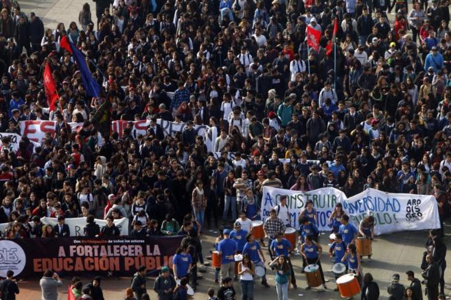 Miles de estudiantes chilenos marchan contra la reforma educativa de ...