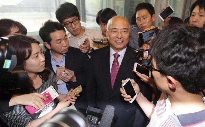 El nuevo primer ministro, Moon Chang Keuk, responde a los periodistas.