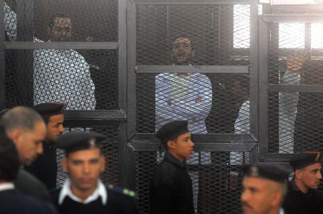 Los tres activistas egipcios, Maher, Duma y Adel, durante su juicio,...