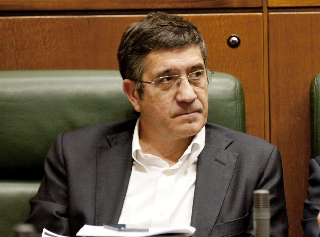 Patxi Lpez en su escao en el Parlamento Vasco.