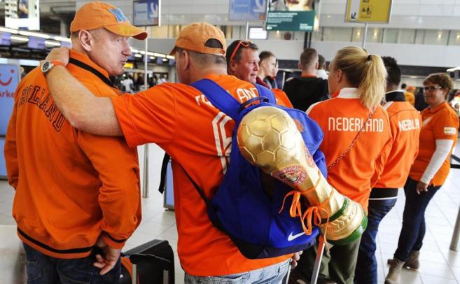 Aficionados holandeses esperan a embarcar en el aeropuerto de Schiphol...