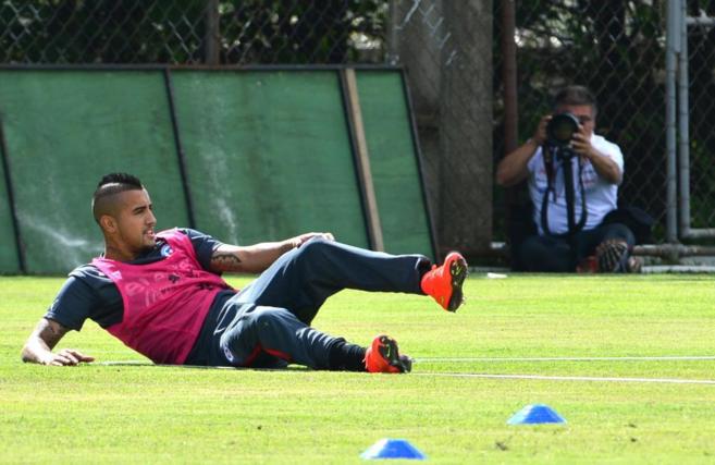 Vidal, durante un entrenamiento con la selección chilena en Belo...