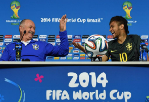 Scolari y Neymar sonren durante la rueda de prensa previa al...