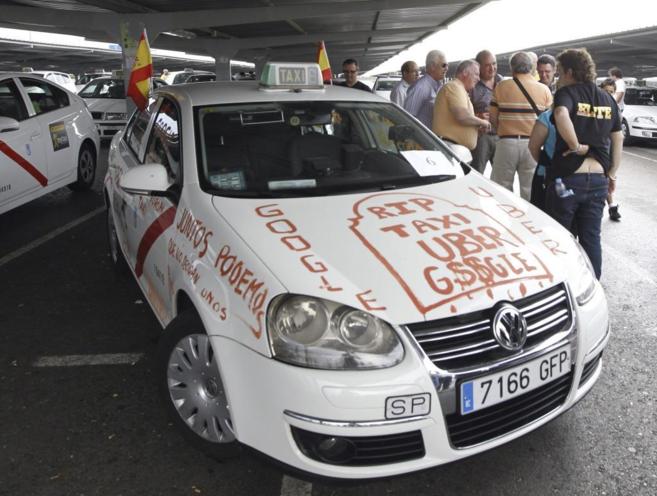 Un taxi con pintadas contra las aplicaciones de transporte.