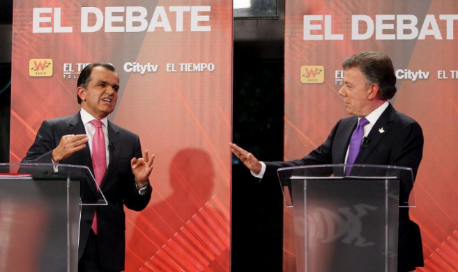 Los candidatos a la presidencia de Colombia, Juan Manuel Santos (d) y...
