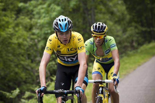 Chris Froome (izda) y Alberto Contador, durante una etapa de la...