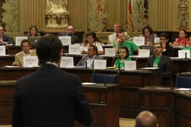 La oposicin exhibe pancartas de 'dileg ja' en el Pleno...