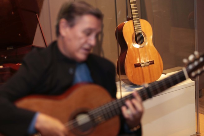 Manuel Cano interpreta unas piezas junto a la guitarra del compositor.