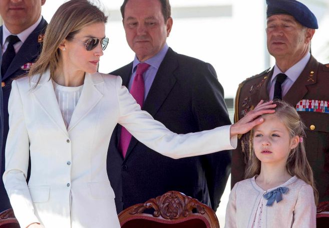 Doa Letizia le hace un gesto de cario a su hija, la Infanta...