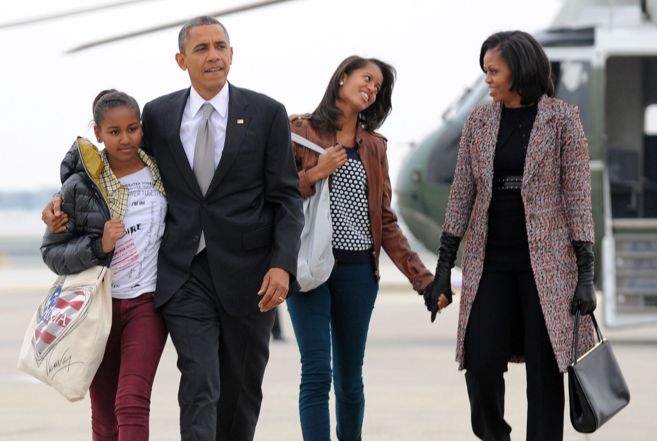 Obama, entre sus hijas Malia y Sasha (i) y con Michelle, en noviembre...